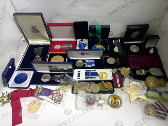 LOT OF APPROXIMATELY 35 COMMERATIVE MEDALS & SERVICE MEDALS TO INCLUDE 20 YEAR GOODWOOD RACING MEMBER BADGE, THE QUEENS PLATINUM JUBILEE MEDAL, POLICE SERVICE MEDAL, ETC