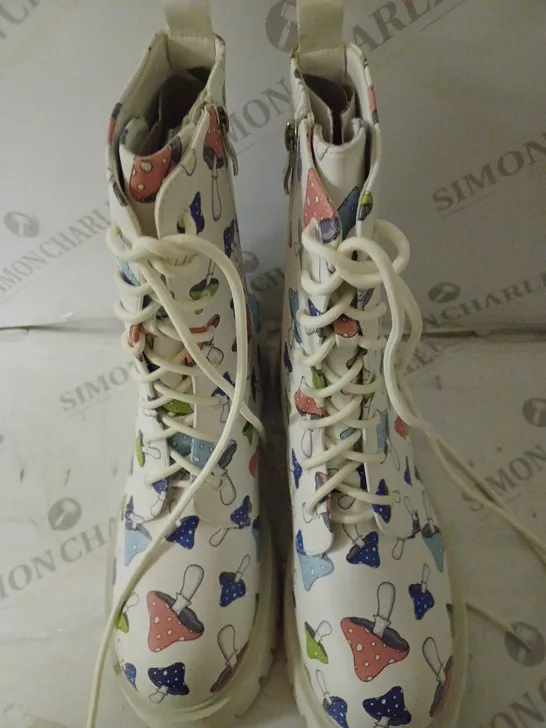 PAIR OF KOI PORTOBELLO MEN'S WHITE MUSHROOM BOOTS SIZE 9