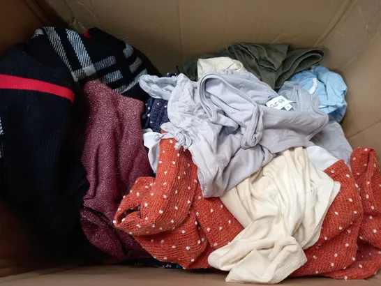 BOX OF APPROX 20 ASSORTED CLOTHING ITEMS TO INCLUDE - JUMPERS - TOPS - CARDIGANS ECT