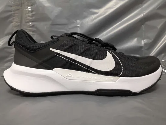 BOXED PAIR OF NIKE JUNIPER TRAIL SHOES IN BLACK/WHITE UK SIZE 6.5