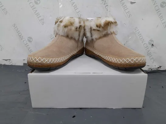 BOXED PAIR OF EARTH ORIGINALS EMMALYN BOOTIES IN BEIGE SIZE 6