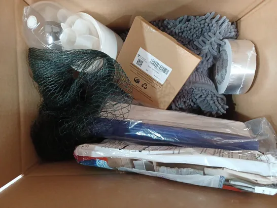 BOX OF APPROX 14 ITEMS TO INCLUDE - VACUUM STORAGE BAGS - GREY FLUFFY BATH MAT - WHITE JEWELLERY BOX ECT