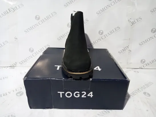 BOXED PAIR OF TOG24 CANYON CHELSEA BOOTS IN BLACK UK SIZE 6