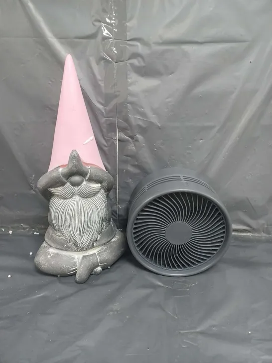 APPROXIMATELY 10 HOUSEHOLD ITEMS TO INCLUDE GARDEN GNOME AND FOLDABLE FANS