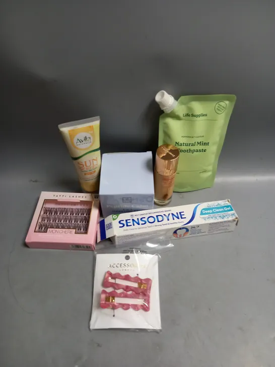 BOX OF APPROXIMATELY 20 COSMETIC ITEMS TO INCLUDE - SENSODYNE TOOTHPASTE - HOLLYWOOD FLAWLESS FOUNDATION - ACCESSORIZE HAIR CLIPS - ETC 