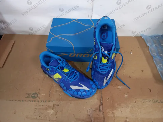 BOXED PAIR OF BROOKS PURE GRIT TRAINERS SIZE 12