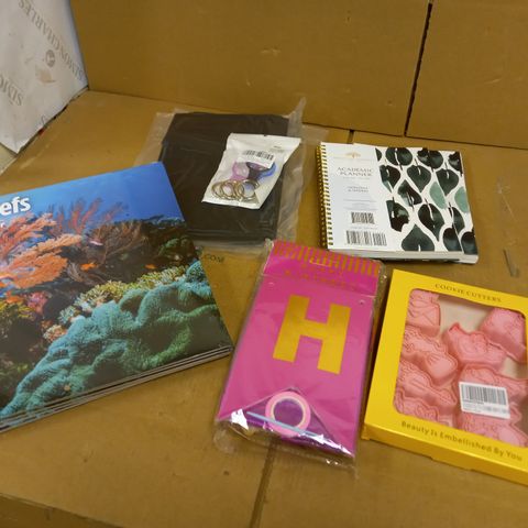 BOX OF APPROX 11 ASSORTED ITEMS TO INCLUDE CALENDARS, PLANNERS, COOKIE CUTTERS