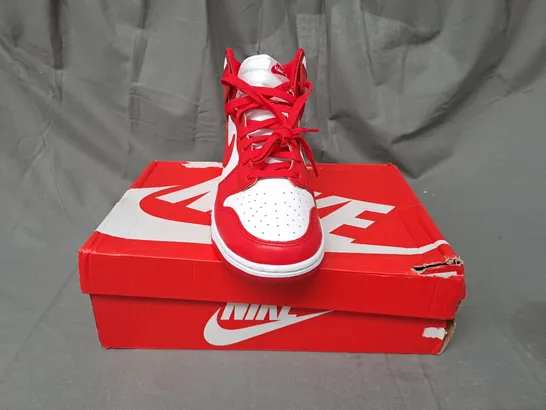 BOXED PAIR OF NIKE SHOES IN WHITE/RED UK SIZE 9