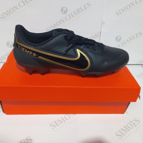 BOXED PAIR OF NIKE TIEMPO FOOTBALL SHOES IN BLACK/GOLD UK SIZE 9