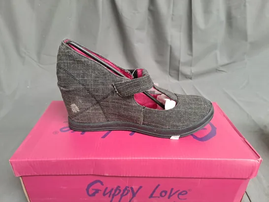 BOX OF APPROXIMATELY 12 PAIRS OF BLACK GUPPY LOVE WEDGE SHOES IN VARIOUS SIZES 