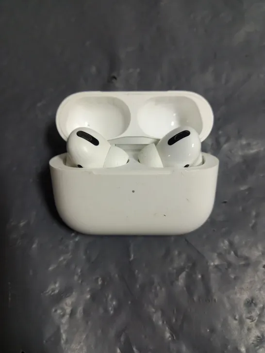 PAIR OF APPLE AIRPODS PRO IN WHITE