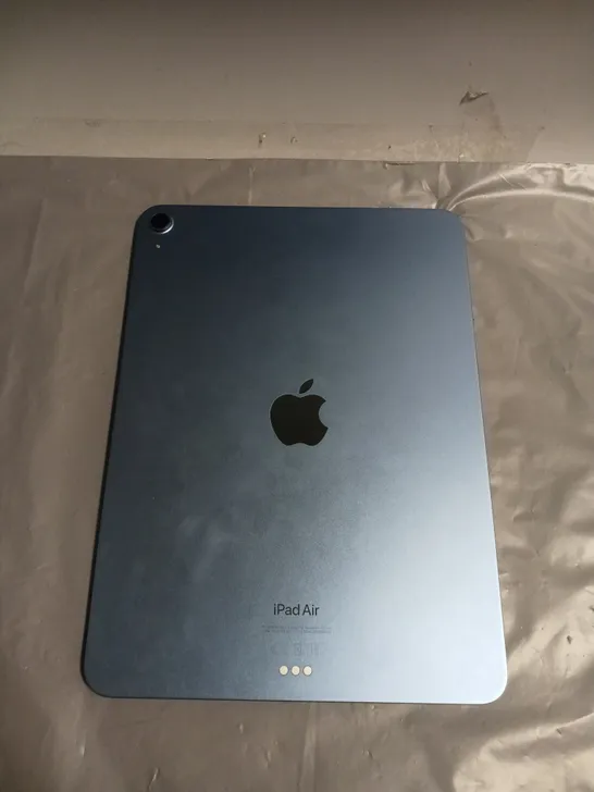 APPLE IPAD AIR 5TH GEN A2588 TABLET IN MIDNIGHT BLUE