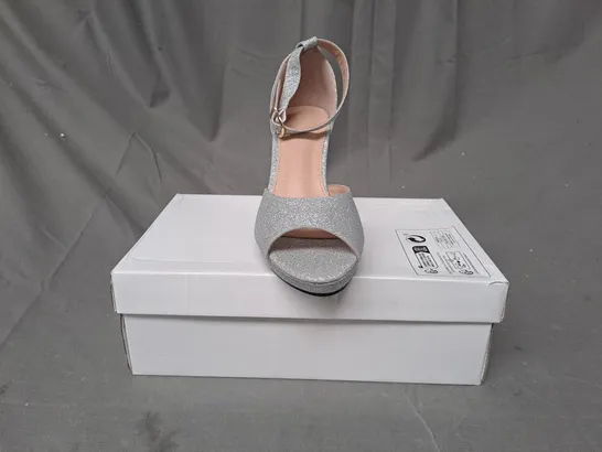 BOXED PAIR OF DESIGNER OPEN TOE HIGH BLOCK HEEL SANDALS IN METALLIC SILVER W. GLITTER EFFECT EU SIZE 39