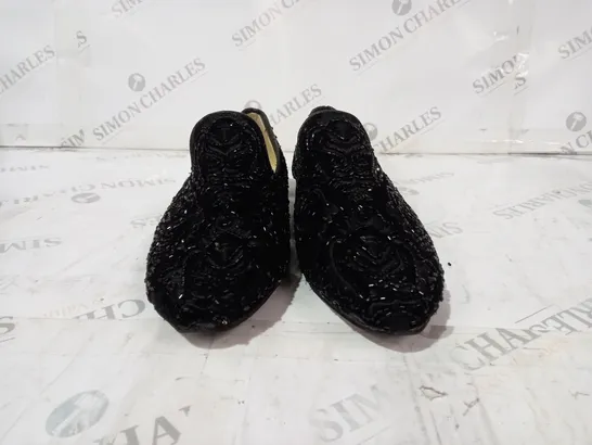 BLACK BEADED PUMPS SIZE 5