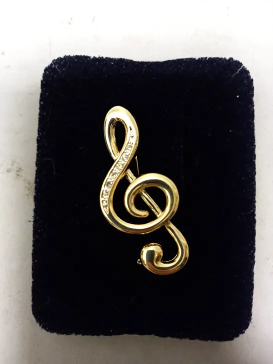 PAVÉ TREBLE CLEF BROOCH PIN IN GOLD EFFECT W. DIAMANTE DETAIL