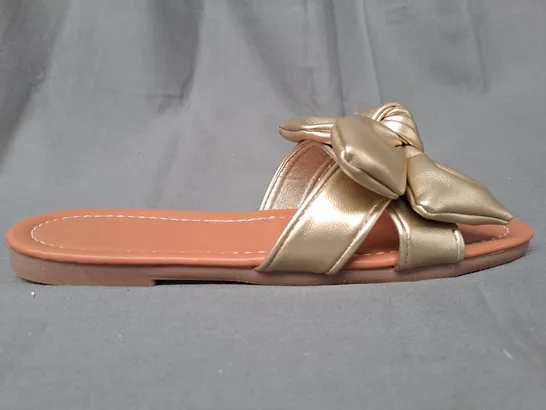 BOXED PAIR OF DESIGNER OPEN TOE FLAT SANDALS IN METALLIC GOLD W. BOW DETAIL EU SIZE 35