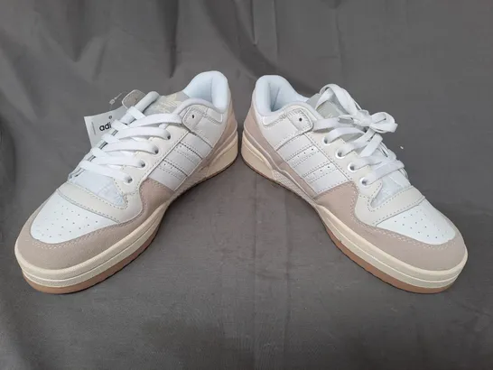 BOXED PAIR OF ADIDAS FORUM LO SHOES IN WHITE UK SIZE 6