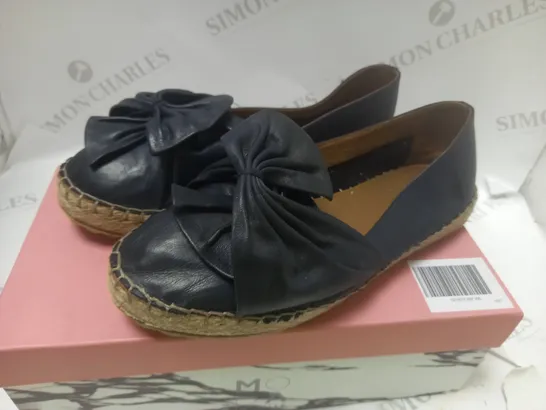 BOXED ARINETTI NAVY LEATHER SANDEL - SIZE 6