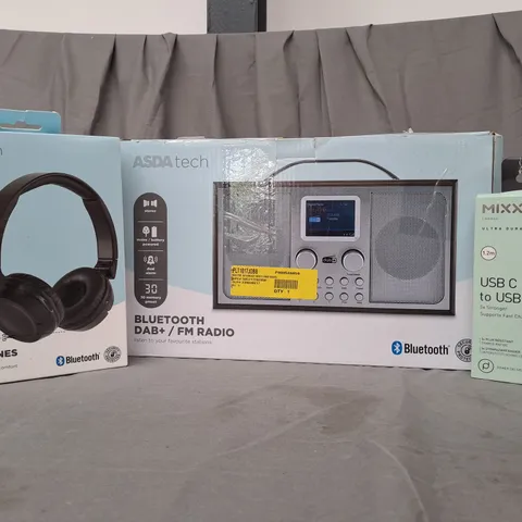 BOX OF APPROXIMATELY 20 ASSORTED ELECTRICAL ITEMS TO INCLUDE WIRELESS HEADPHONES, DAB+/FM RADIO, USB CABLE, ETC