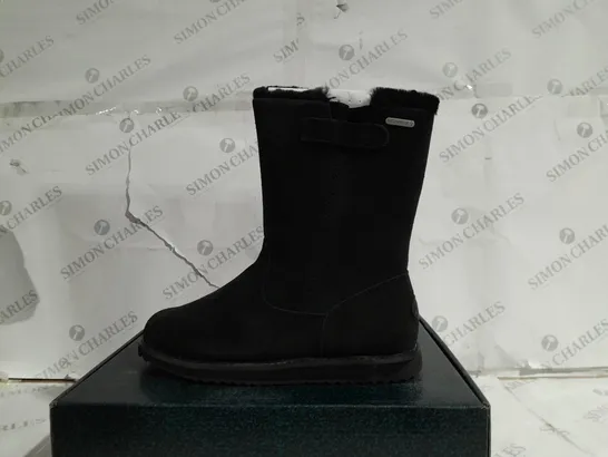 BOXED PAIR OF EMU AUSTRAILIA ELECTRA BLACK BOOTS - SIZE 6