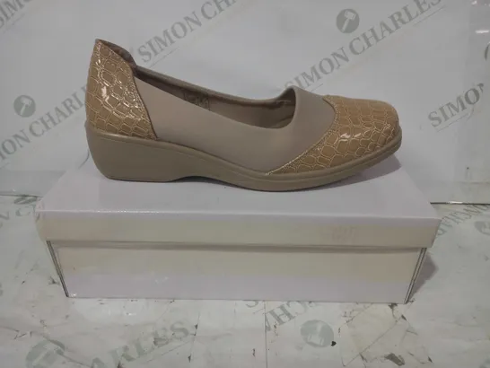 BOXED PAIR OF DESIGNER TEXTURED SLIP-ON COMFORT SHOES IN OYSTER COLOUR SIZE 6