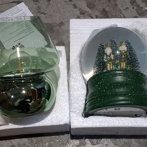 LOT OF 5 ASSORTED HOUSEHOLD ITEMS TO INCLUDE LIGHT UP SNOW GLOBE AND GREEN LAMP