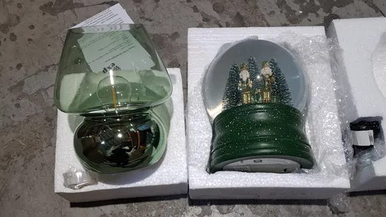 LOT OF 5 ASSORTED HOUSEHOLD ITEMS TO INCLUDE LIGHT UP SNOW GLOBE AND GREEN LAMP