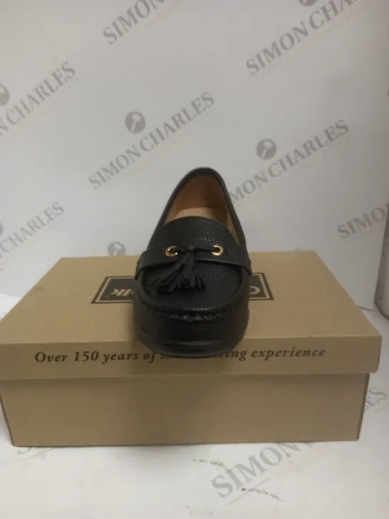 BOXED PAIR OF CUSHION WALK TASSLE LOAFERS - 5