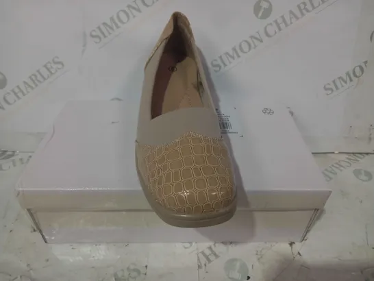 BOXED PAIR OF DESIGNER TEXTURED SLIP-ON COMFORT SHOES IN OYSTER COLOUR SIZE 6