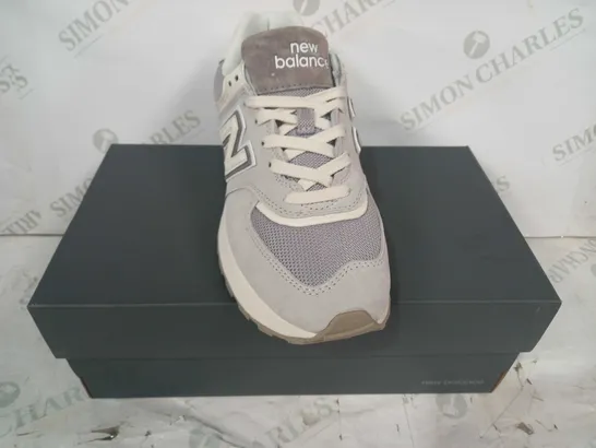 BOXED PAIR OF NEW BALANCE SHOES IN GREY UK SIZE 5