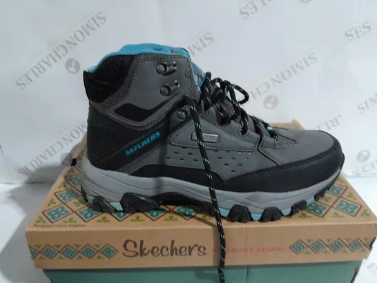 BOXED PAIR OF SKECHERS HIKING BOOTS CHARCOAL SIZE 5