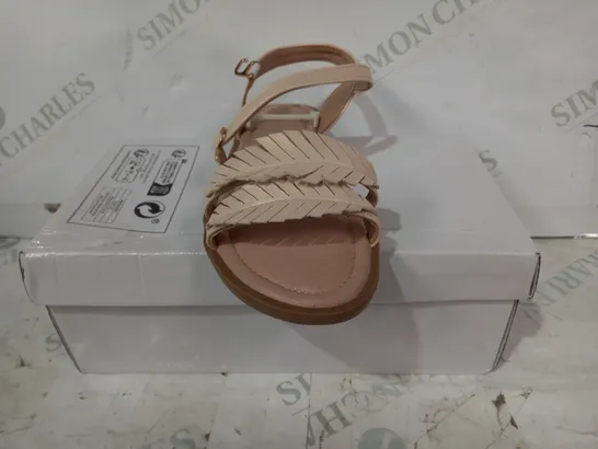 BOXED PAIR OF DESIGNER FLAT OPEN TOE SANDALS IN LIGHT PEACH COLOUR EU SIZE 34