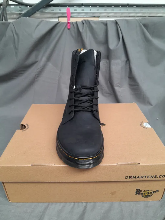 BOXED PAIR OF DR MARTENS COMBS LEATHER BOOTS IN BLACK SIZE UK 9.5