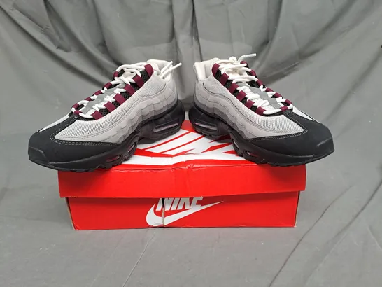 BOXED PAIR OF NIKE AIR MAX 95 TRAINERS IN BLACK/DARK BEETROOT/PEARL GREY SIZE 7.5