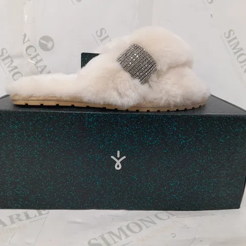 BOXED PAIR OF EMU AUSTRALIA SLIPPERS IN NATURAL W. JEWEL EFFECT SIZE 4