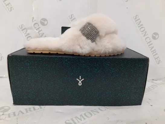 BOXED PAIR OF EMU AUSTRALIA SLIPPERS IN NATURAL W. JEWEL EFFECT SIZE 4