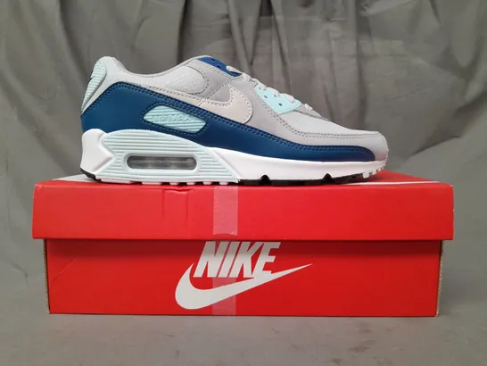 BOXED PAIR OF NIKE AIR MAX 90 SHOES IN PLATINUM WHITE/BLUE UK SIZE 7