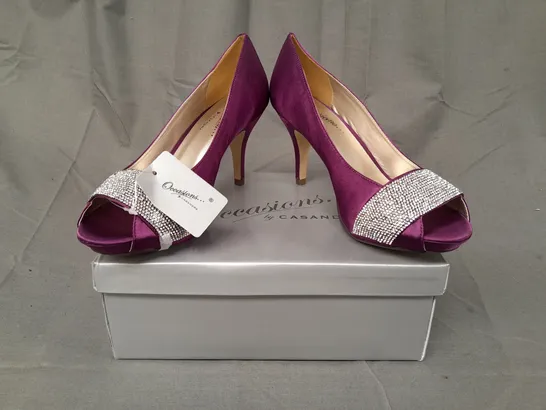 BOX OF APPROXIMATELY 10 PAIRS OF OCCASIONS BY CASANDRA PEEP TOE HIGH HEEL SHOES IN PURPLE W. JEWEL EFFECT - VARIOUS SIZES