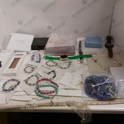 LOT OF ASSORTED JEWLLERY TO INCLUDE NECKLACES, BRACELTS, AND EARINGS. 