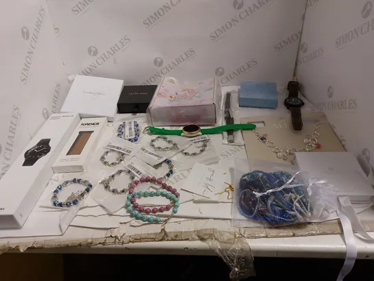 LOT OF ASSORTED JEWLLERY TO INCLUDE NECKLACES, BRACELTS, AND EARINGS. 