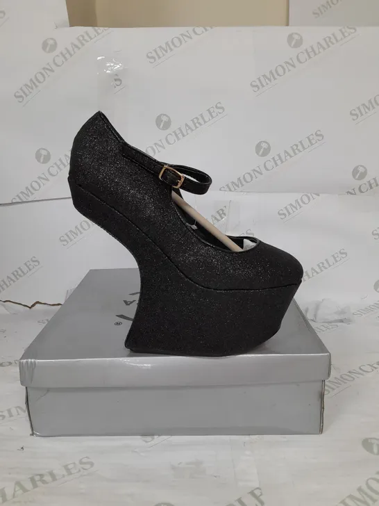 BOXED PAIR OF CASANDRA PLATFORM STRAP SHOE IN BLACK GLITTER SIZE 5