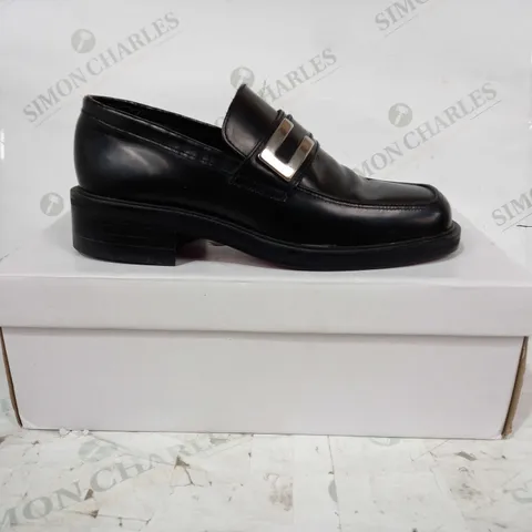 BOXED PAIR OF RED TAPE FORMAL LEATHER SHOES IN BLACK UK SIZE 6