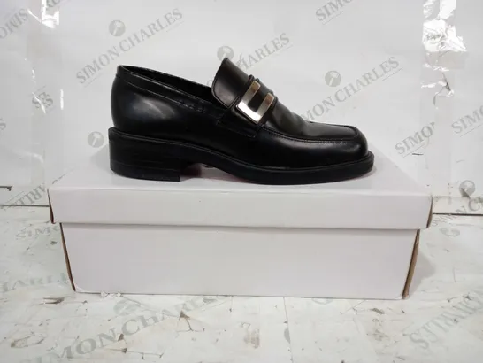 BOXED PAIR OF RED TAPE FORMAL LEATHER SHOES IN BLACK UK SIZE 6