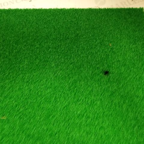 SECTION OF PADDED ARTIFICIAL GRASS FOR INSIDE GOLF PRACTICE - SIZE UNSPECIFIED