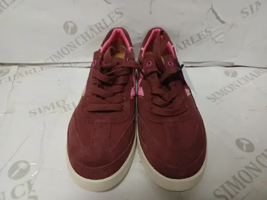 PAIR OF VIONIC LACE-UP TRAINERS IN MAROON - SIZE 7.5