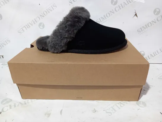 BOXED PAIR OF UGG FUR LINED SLIPPERS IN BLACK UK SIZE 6