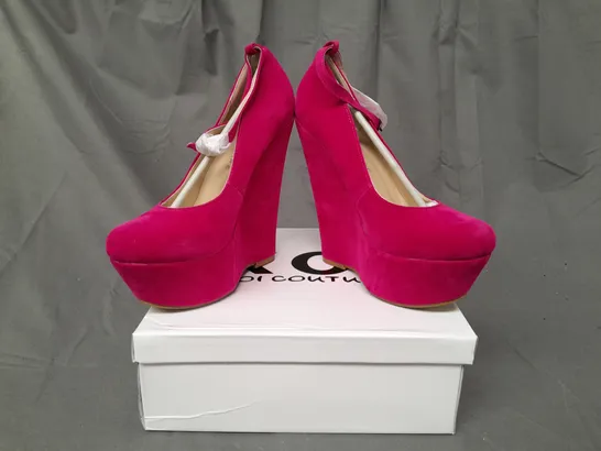 BOXED PAIR OF KOI COUTURE HR5 PLATFORM HIGH WEDGE FAUX SUEDE SHOES IN FUCHSIA SIZE 4