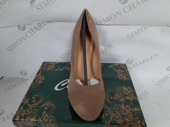 BOXED PAIR OF CLARAS CLOSED TOE THIN BLOCK HEELS IN CAMEL - SIZE 39