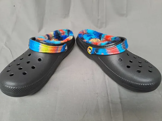 PAIR OF CROCS CLASSIC LINED CLOGS IN BLACK/SPRAY DYE SIZE 10