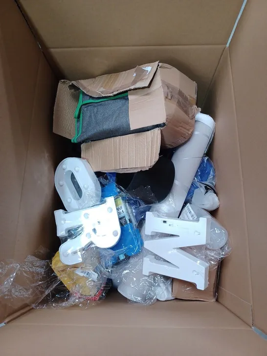 BOX TO CONTAIN APPROX. 20 X ASSORTED HOUSEHOLD PRODUCTS, INCLUDES COAT HANGERS, FREEZER PACKS, PLASTIC DISHES, HOME DÉCOR ETC 